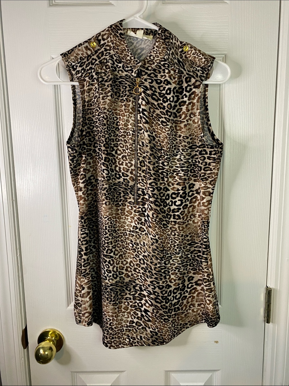 Perception Concept Leopard print women's top Sleeveless Zipper Front Buttons on.